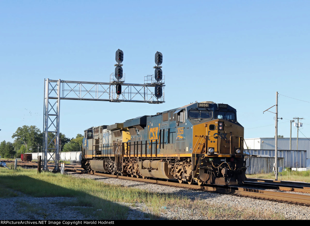 CSX 3056 & 475 pass the signals at Charlie Baker